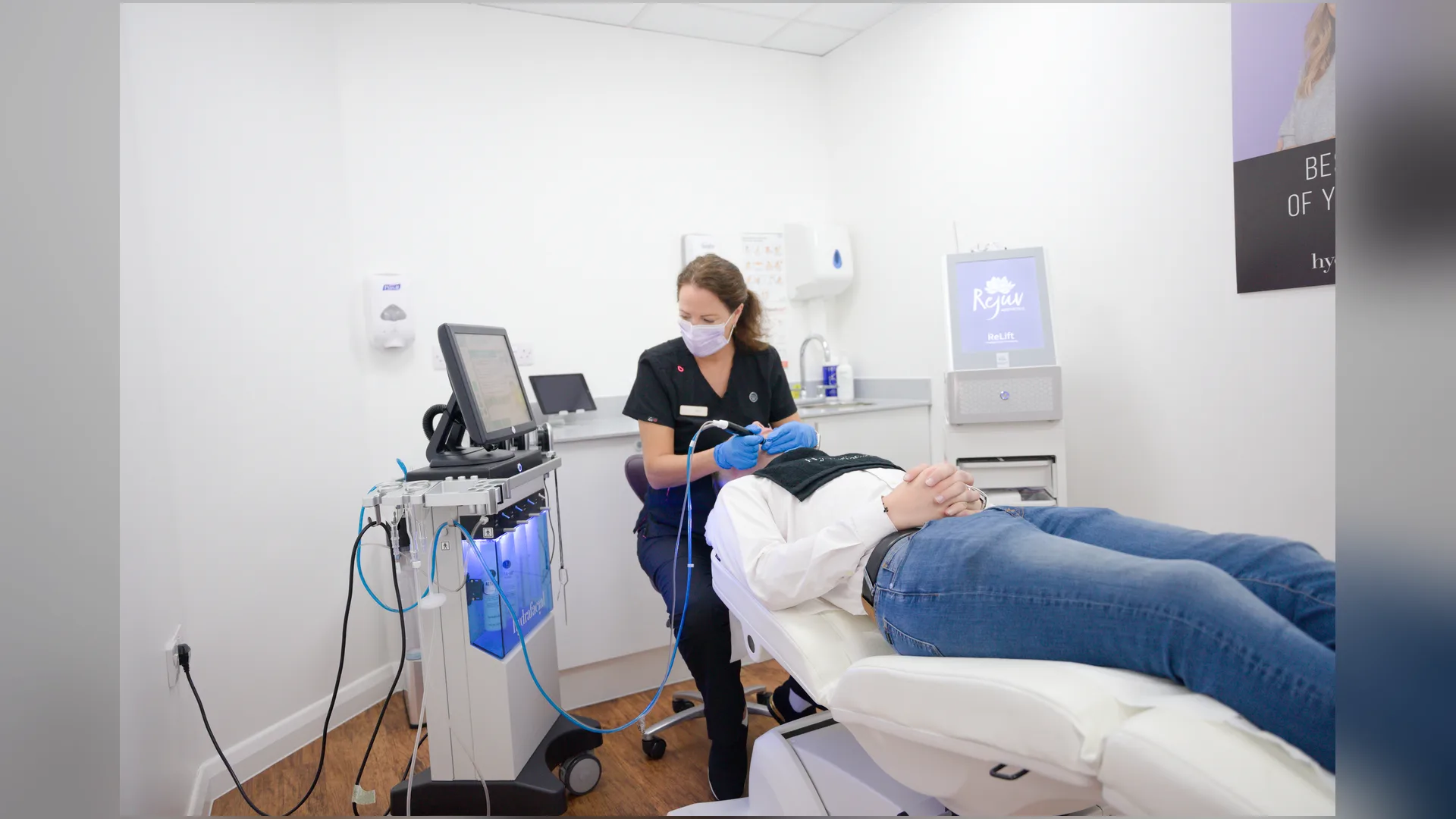 Advanced facial treatment and skin analysis equipment